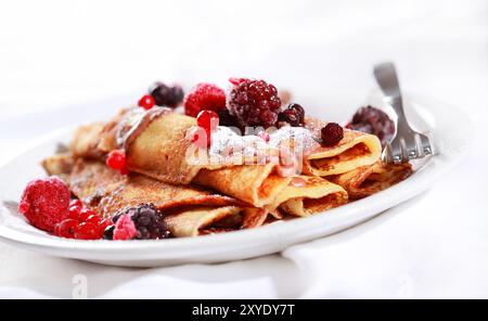 Crepes ripiene di cioccolato e frutta Foto Stock