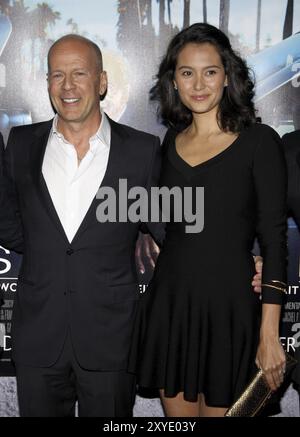 Bruce Willis ed Emma HeMing alla "His Way" Los Angeles Premiere della HBO, tenutasi presso il Paramount Studios di Hollywood il 22 marzo 2011. Credito: Lum Foto Stock