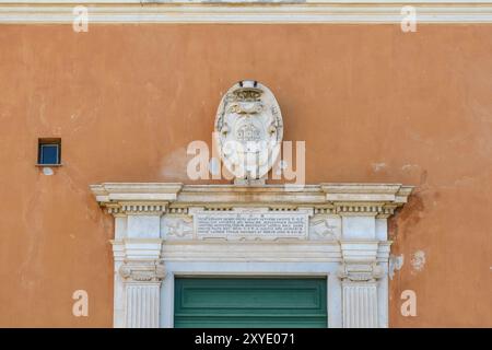 Ajaccio, Corsica - 11 ottobre 2019: Elementi storici della facciata dove Napoleone fu battezzato. Foto Stock