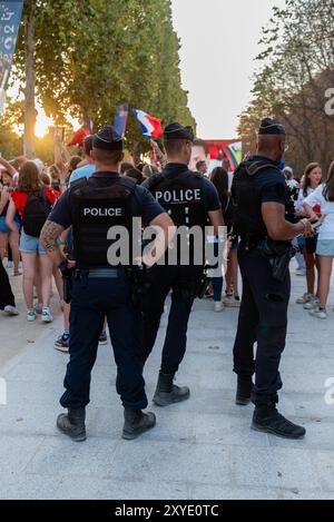 Parigi, Francia. 28 agosto 2024. Tre agenti di polizia durante la cerimonia di apertura dei Giochi Paralimpici di Parigi 2024 sull'Avenue des Champs-Elysées. Crediti: Fabienne Koch/Alamy Live News Foto Stock