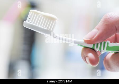 Spazzolino da denti colorati in bagno, routine mattutina Foto Stock