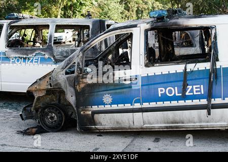 Auto bruciate dopo un incendio doloso alle auto della polizia nel centro di Magdeburgo l'8 settembre 2016 Foto Stock