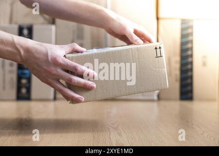 Scatola di cartone di concetto di spedizione: l uomo è in possesso di un pacco marrone Foto Stock