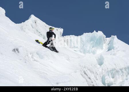 Guida alpina candidato addestramento di ascia e corda su un ghiacciaio nel Caucaso settentrionale Foto Stock