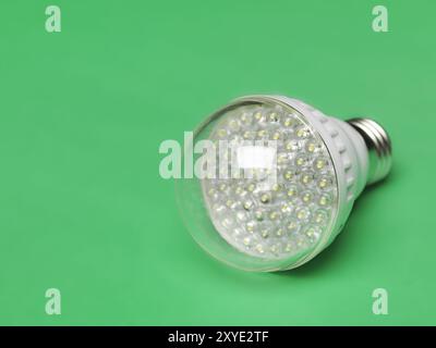 Lampadina a LED. Sorgente luminosa a risparmio energetico. Isolato su sfondo verde Foto Stock