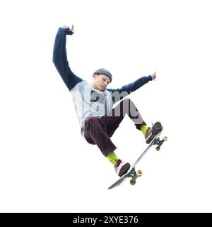 Un teenager skateboarder salta un ollie su uno sfondo bianco isolato. Il concetto di sport di strada e cultura urbana Foto Stock