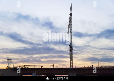 Gru da cantiere e ponte retroilluminato Foto Stock