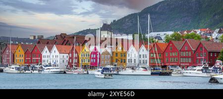 Bergen, Norvegia, 30 luglio 2018: Banner panoramico di Bryggen, barche e colorate case nordiche tradizionali, Europa Foto Stock