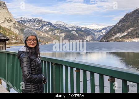 Grundlsee, Austria 22.07.2017, giovane donna a sinistra che gode della vista del lago austriaco grundlsee e delle montagne di Liezen vicino a Taupliz. Destinazione del viaggio Foto Stock