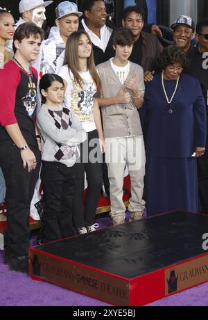 HOLLYWOOD, CALIFORNIA, giovedì 26 gennaio 2012. Justin Bieber, Prince Michael, Blanket e Paris Jackson alla Michael Jackson Hand and Footprint C. Foto Stock