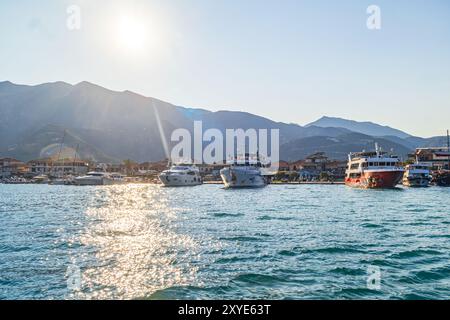 baciare il sole sul mare, viaggiare in barca Foto Stock