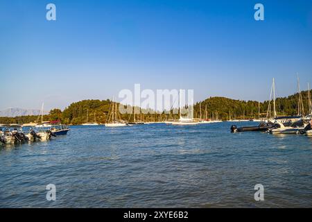 Barche sul mare di Nidri Foto Stock