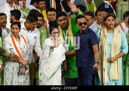 Kolkata, India. 28 agosto 2024. KOLKATA, INDA - AGOSTO 28: Il presidente del Congresso Trinamool (AITC) Mamata Banerjee saluta i sostenitori nel giorno della fondazione del TMCP, ala studenti del TMC, a Mayo Road il 28 agosto 2024 a Kolkata, India. (Foto di Samir Jana/Hindustan Times/Sipa USA) credito: SIPA USA/Alamy Live News Foto Stock