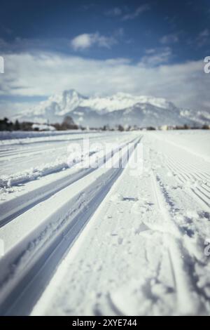 Piste da sci di fondo in Austria, bellissimo paesaggio di montagna, sfondo sfocato Foto Stock