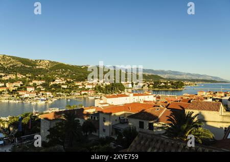 Croazia, 28 08 2014: Panorama del porto di Rab Croazia. Barche sull'acqua sullo sfondo della città di Rab, ingresso alla baia, in Europa Foto Stock