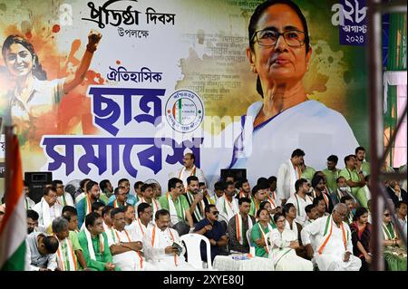 KOLKATA, INDA - AGOSTO 28: Capo ministro del Bengala Occidentale & All India Trinamool Congress (AITC) presidente Mamata Banerjee insieme ad altri leader nell'evento del giorno di fondazione del TMCP, ala studenti del TMC, a Mayo Road il 28 agosto 2024 a Kolkata, India. (Foto di Samir Jana/Hindustan Times/Sipa USA) Foto Stock