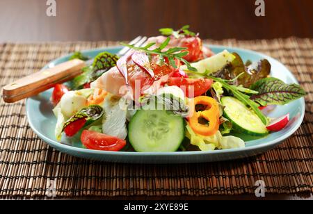 Grande insalata di verdure con involtini di prosciutto Foto Stock