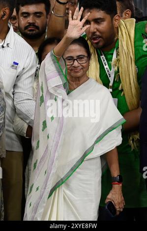 KOLKATA, INDA - AGOSTO 28: Il presidente del Congresso Trinamool (AITC) Mamata Banerjee saluta i sostenitori nel giorno della fondazione del TMCP, ala studenti del TMC, a Mayo Road il 28 agosto 2024 a Kolkata, India. (Foto di Samir Jana/Hindustan Times/Sipa USA) Foto Stock