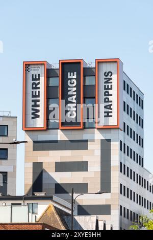 Ha svelato un nuovo rivestimento che ha sostituito il colorato rivestimento HPL a rischio di incendio nella sistemazione studentesca dell'Università dell'Essex, Southend on Sea. Cambia slogan Foto Stock