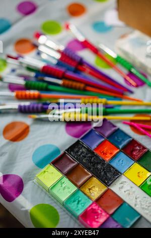 Set di vernici ad acquerello, pennelli per pittura. Foto Stock