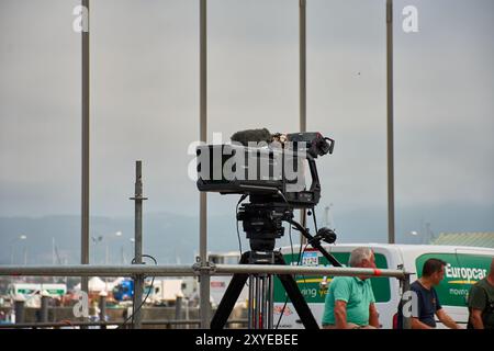 Bayona, Pontevedra, Spagna; 27 agosto 2024; Una telecamera televisiva pronta per iniziare a trasmettere. La fotocamera, dotata di un obiettivo di grandi dimensioni e di un supporto Foto Stock