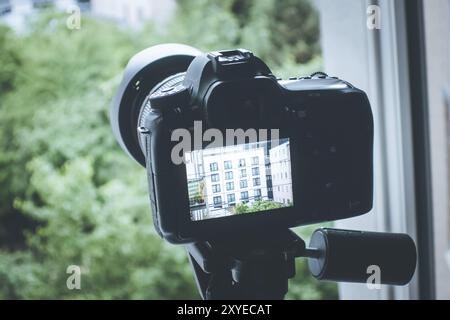 Professional con teleobiettivo su treppiede, sorveglianza e stocchi Foto Stock