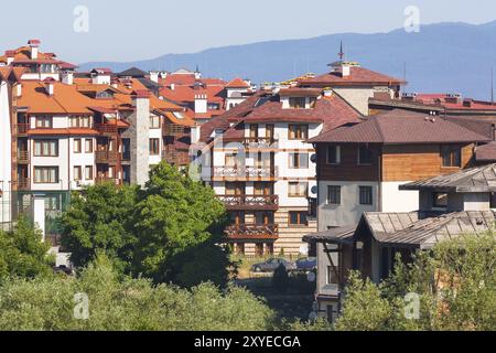 Case alberghiere in legno e panorama estivo in bulgaro all seasons resort Bansko, Bulgaria, Europa Foto Stock