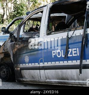 Auto bruciate dopo un incendio doloso alle auto della polizia nel centro di Magdeburgo l'8 settembre 2016 Foto Stock