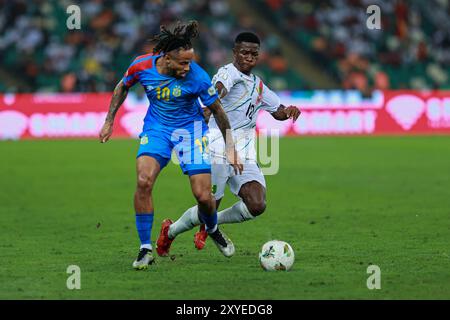 ABIDJAN, COSTA d'AVORIO - 2 FEBBRAIO; Theo Bongonda del Congo Dr e Ibrahim Diakité della Guinea durante la TotalEnergies Caf Africa Cup of Nations (AFCO Foto Stock