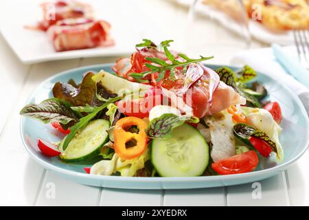 Grande insalata di verdure con involtini di prosciutto Foto Stock