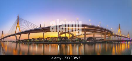 Panorama, Bhumibol Bridge1 o Industrial Ring Bridge al tramonto Foto Stock