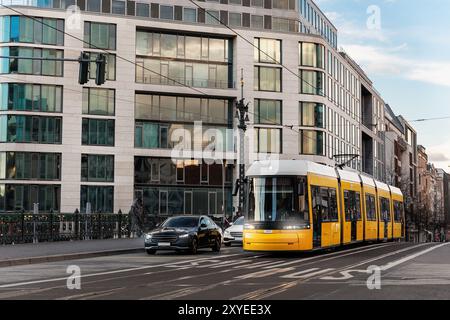 Vista panoramica serale della strada del ponte Weidendammer e del ponte giallo del tram nel quartiere centrale di Berlin Mitte al tramonto. Trasporto urbano europeo Foto Stock