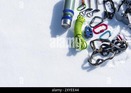 Set invernale di attrezzature di un arrampicatore con ferite da moschettone e un campo thermos. Copiare lo spazio per il progettista Foto Stock