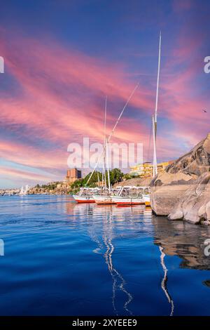 Barche a vela sul fiume Nilo in Aswan, Egitto Foto Stock