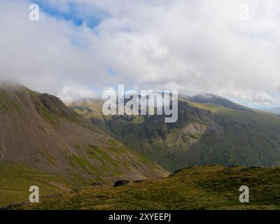 Scafel Pike era coperto di nuvole in un giorno d'estate in scozia Foto Stock