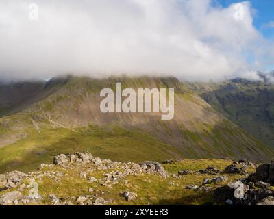 Great Gable è coperto di nuvole in un giorno d'estate in scozia Foto Stock