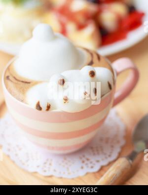 Tazza di caffè latte con schiuma simpatico orsacchiotto 3D ARTE Foto Stock