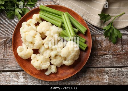 Gustoso cavolfiore con sedano su un tavolo di legno, piatto Foto Stock