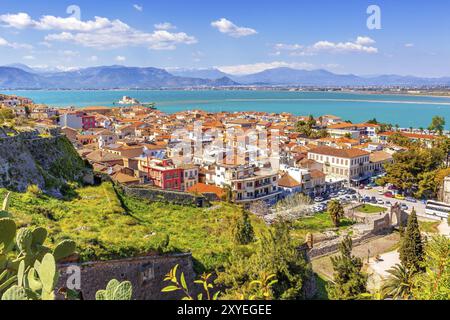 Nauplia o Nauplia, Grecia, la città vecchia del Peloponneso ospita un panorama aereo, mare e montagne innevate, Europa Foto Stock