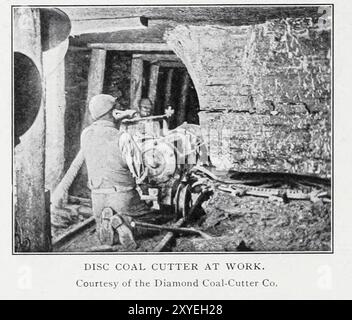 TAGLIERINA A DISCHI PER CARBONE AL LAVORO della Diamond Coal-Cutter Co. Dall'articolo APPLICATIONS OF ELECTRICITY IN THE COLLIERIES OF GREAT BRITAIN. Di Sydney F. Walker. Dalla rivista Engineering dedicata al progresso industriale volume XIX 1900 The Engineering Magazine Co Foto Stock