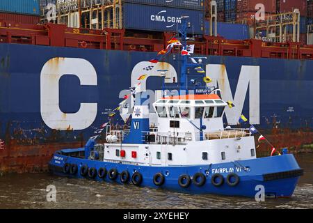 CMA CGM Verdi con rimorchiatore a Burchardkai, Amburgo, CMA CGM Verdi con rimorchiatore a Burchardkai, Amburgo Foto Stock