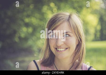 Ritratto di bella ragazza capelli biondi, ora legale Foto Stock