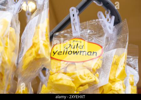 Borsa di delizioso Yellowman, dolci tradizionali, confettura a nido d'ape, presso la fiera Ould Lammas Fair, Ballycastle, Regno Unito - 26 agosto 2024. Foto Stock