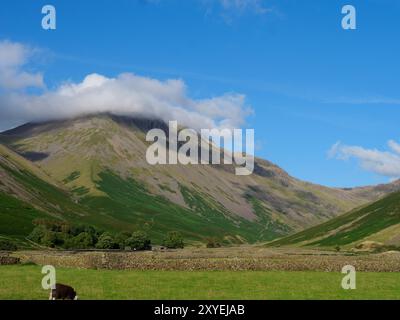 Great Gable è coperto di nuvole in un giorno d'estate in scozia Foto Stock