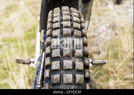 Protezione di una ruota per motociclette per guida fuoristrada enduro e prova. Un primo piano di gomma per motociclette estreme. Il concetto di sport motoristico t Foto Stock