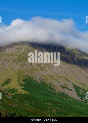 Great Gable è coperto di nuvole in un giorno d'estate in scozia Foto Stock