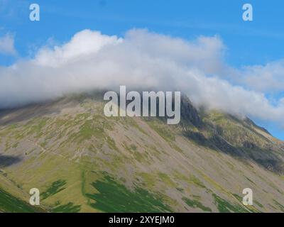 Great Gable è coperto di nuvole in un giorno d'estate in scozia Foto Stock