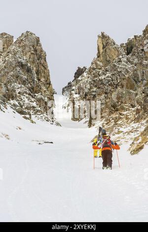 Backcountry. Un gruppo di sciatori sale in cima, non dotato di funivia, per sciare ulteriormente lungo le piste con terre vergini incontaminate Foto Stock