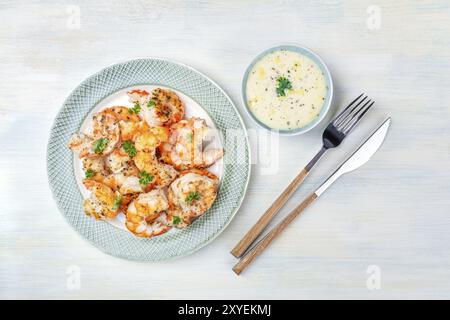 Gamberi fritti con salsa di Cesare, top shot su uno sfondo di legno con copyspace Foto Stock