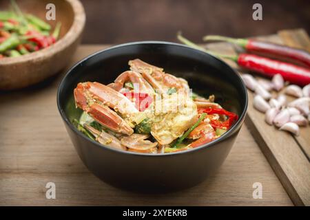 Delizioso Cibo tailandese mescolare granchi fritti in giallo curry su legno Foto Stock